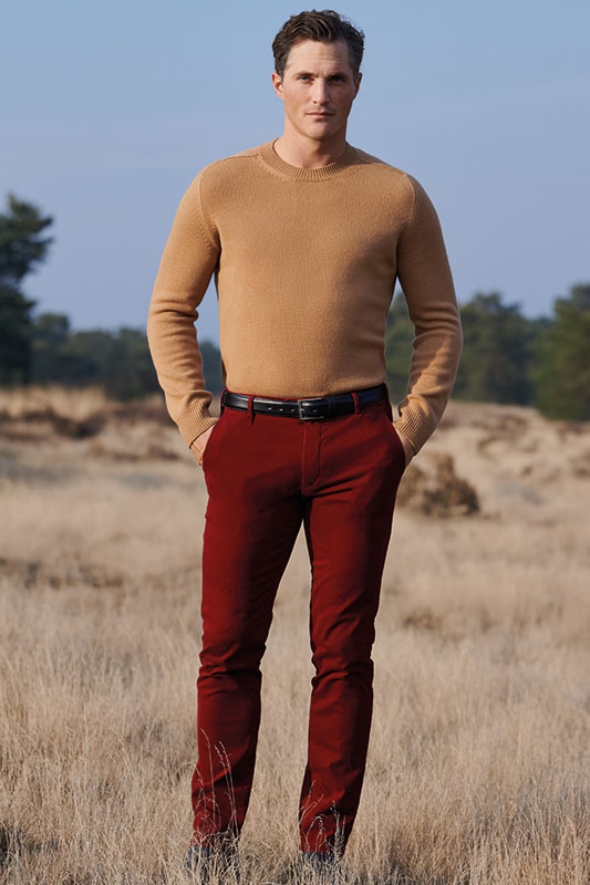 Ein männliches Model mit roter Hose von Meyer Hosen