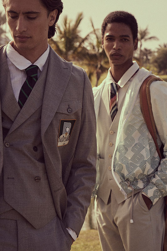 Zwei junge Männer in maßgeschneiderter Anzugmode für den Sommer