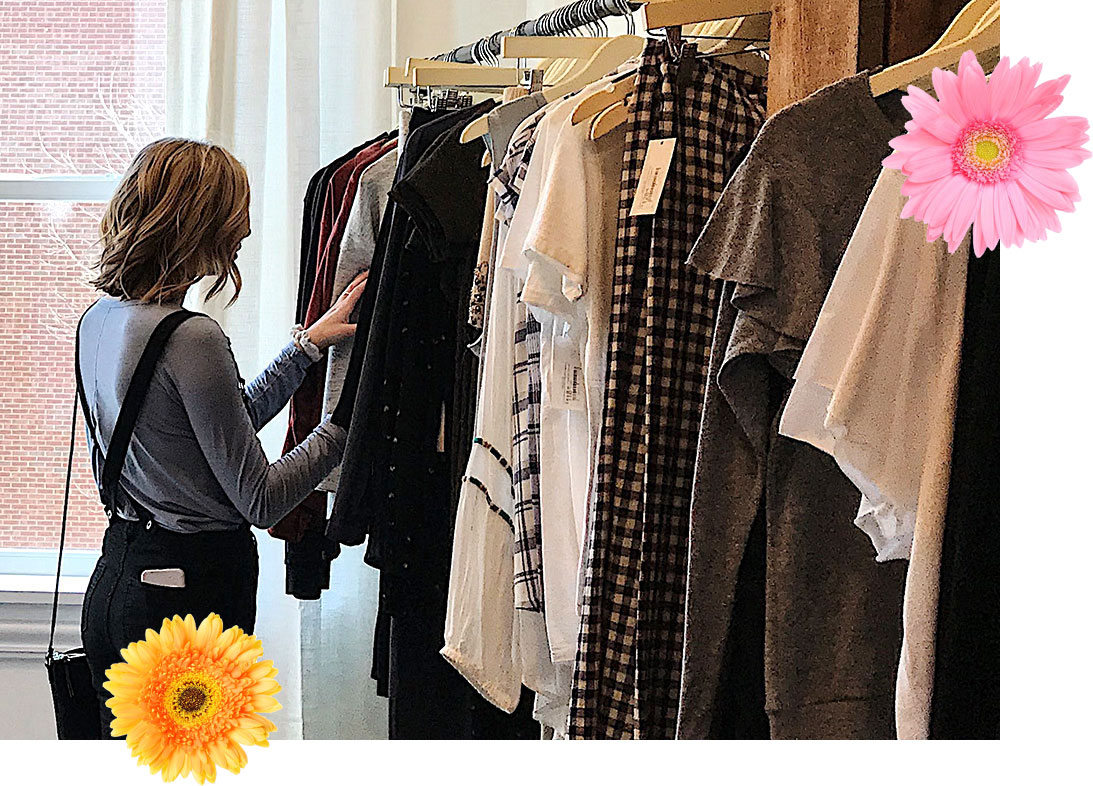 Eine junge Frau beim shoppen
