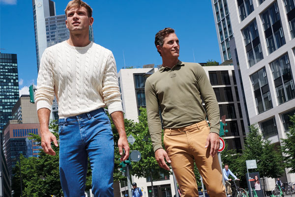 Zwei junge Männer an einem sonnigen Tag mit MEYER-Hosen